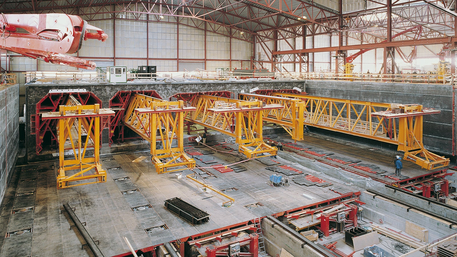 Ein 4 km langer Tunnel als Teil einer Autobahn- und Eisenbahnverbindung zwischen Dänemark und Schweden mit Brücke und Tunnel sowie einer künstlichen Insel im Übergangsbereich. Der Tunnel besteht aus 20 Tunnelelementen mit je 176 m Länge und 42 m Breite in acht Einzelsegmenten.