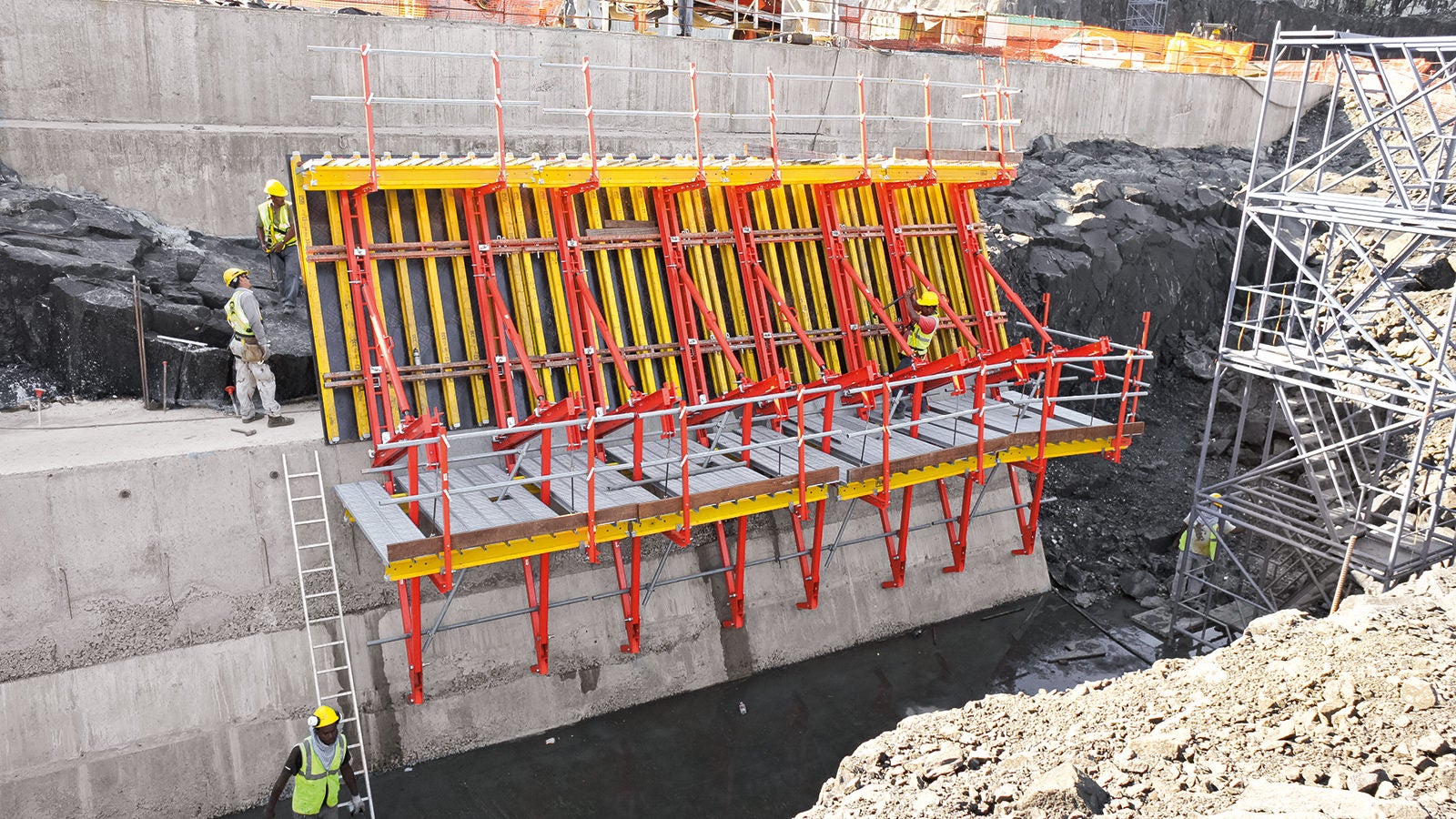 Il sistema SCS è stato utilizzato anche per costruire elementi strutturali inclinati. Le passerelle di servizio SCS consentono un'inclinazione pari a ±15° e ± 30°, per permettere al personale di cantiere di operare sempre in sicurezza.