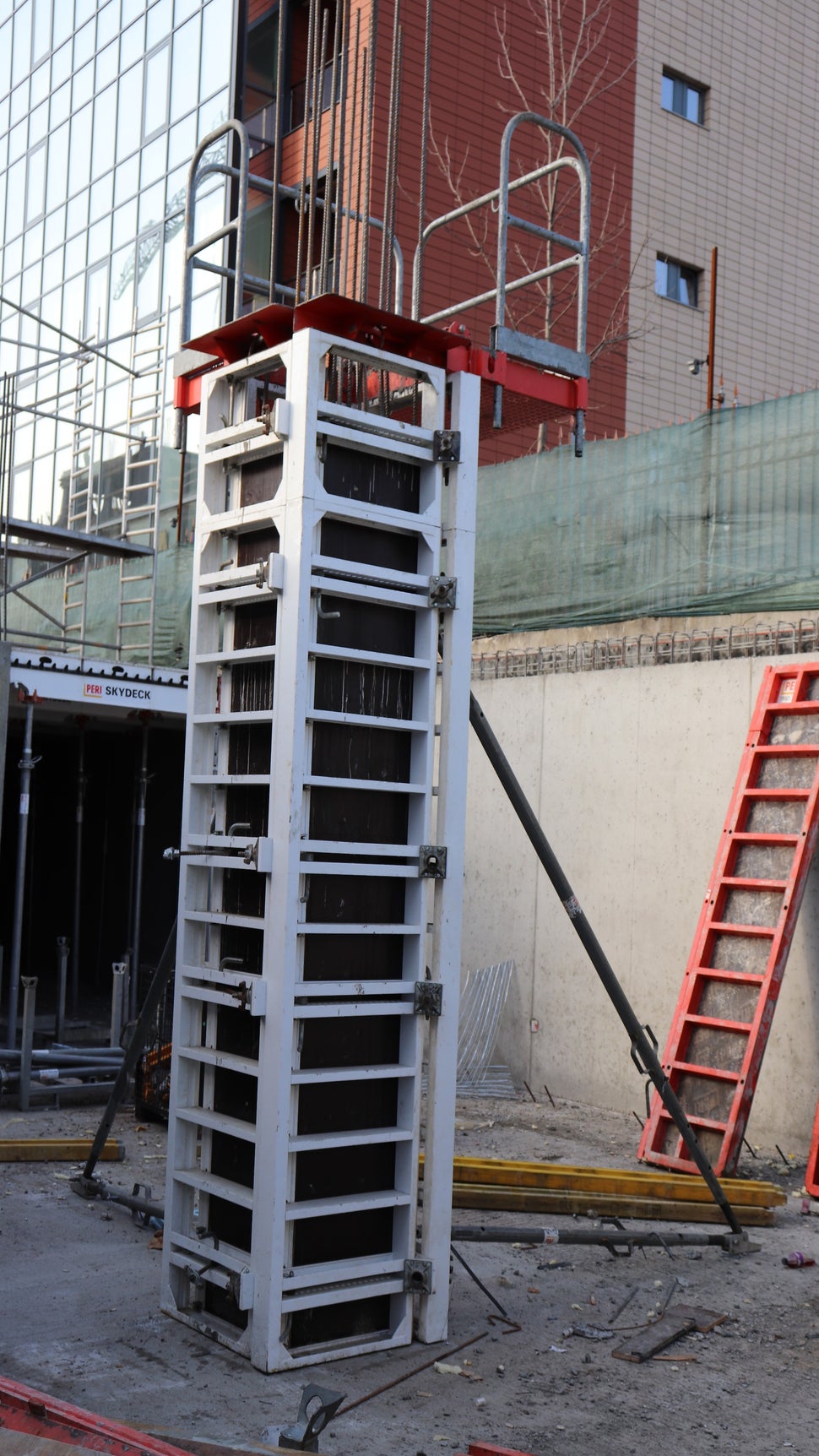 Алуминиев кофраж за колони RAPID, заедно с брезовия PERI шперплат постигат качество на архитектурен бетон без компромис със скоростта на бетониране