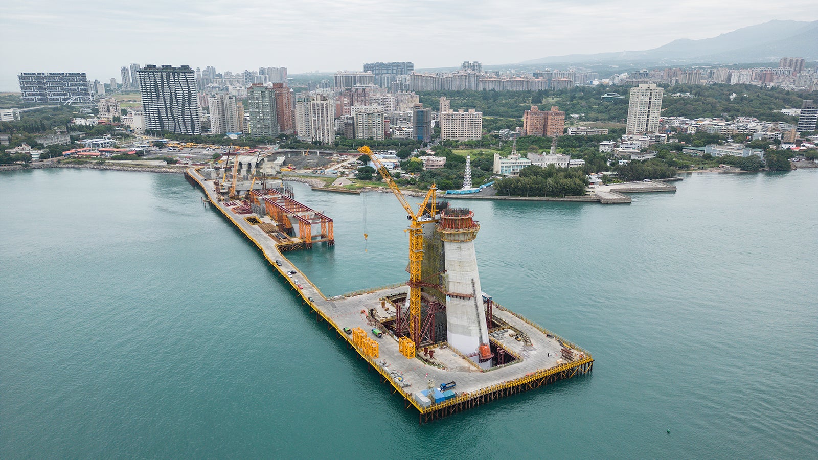 The Danjiang Bridge is under construction at the mouth of the Tamsui River in Taipei. PERI Systems were used to construct the pylon in the centre.<br/>