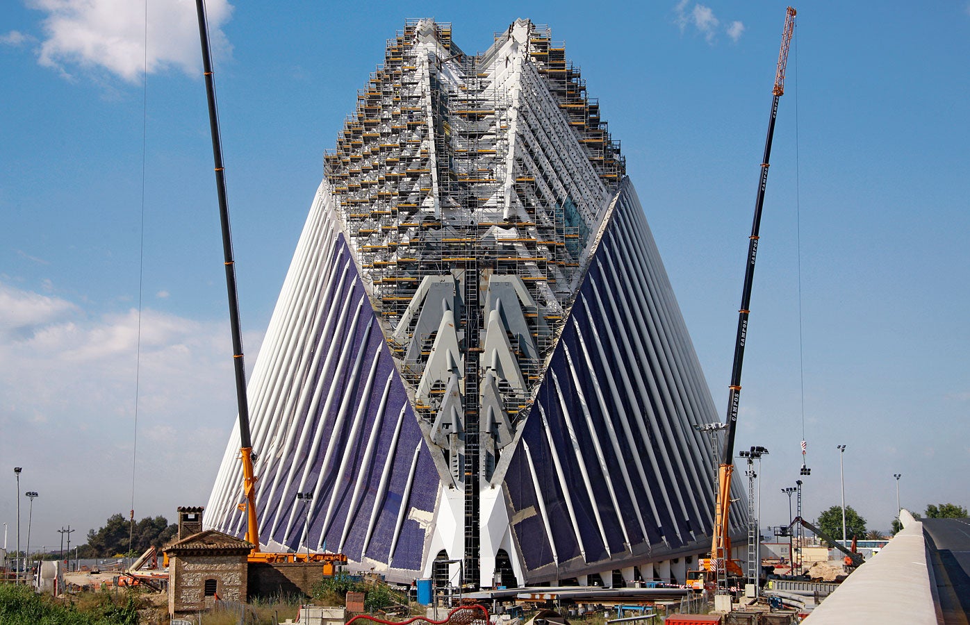 A huge birdcage scaffold on the basis of PERI UP Rosett provided safe access ways and working areas for subsequent site activities up to a height of nearly 80 m.
