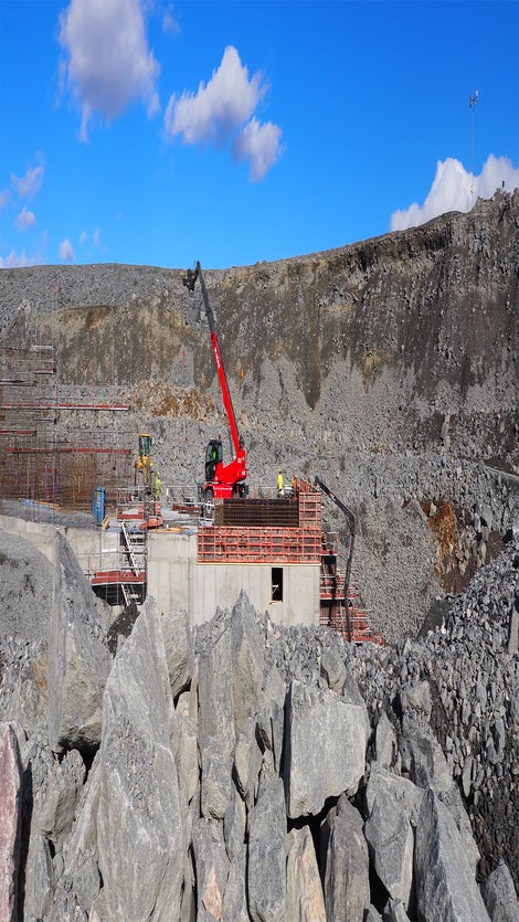 TRIO systemform för sulor och valvavstängare. Stora element, CB240 klätterkonsoler och FB180 fasadbryggor för gjutning av höga väggar.