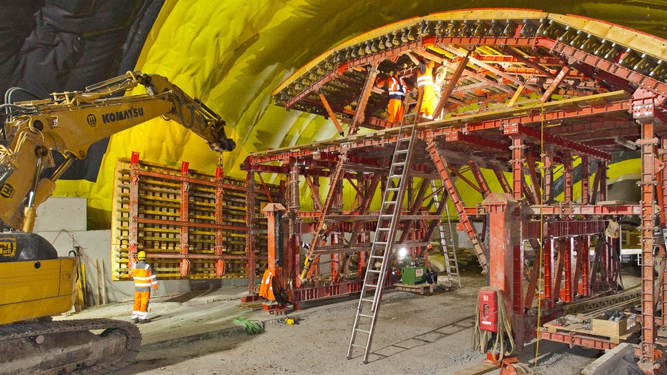 在施工现场最终组装预制的模板钢构件和其他组件。