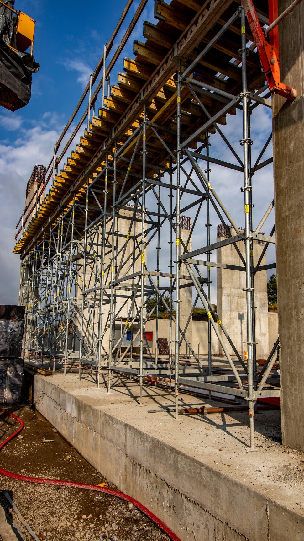 Надеждно подпиране на система MULTIFLEX на големи височини със скеле PERI UP Flex 