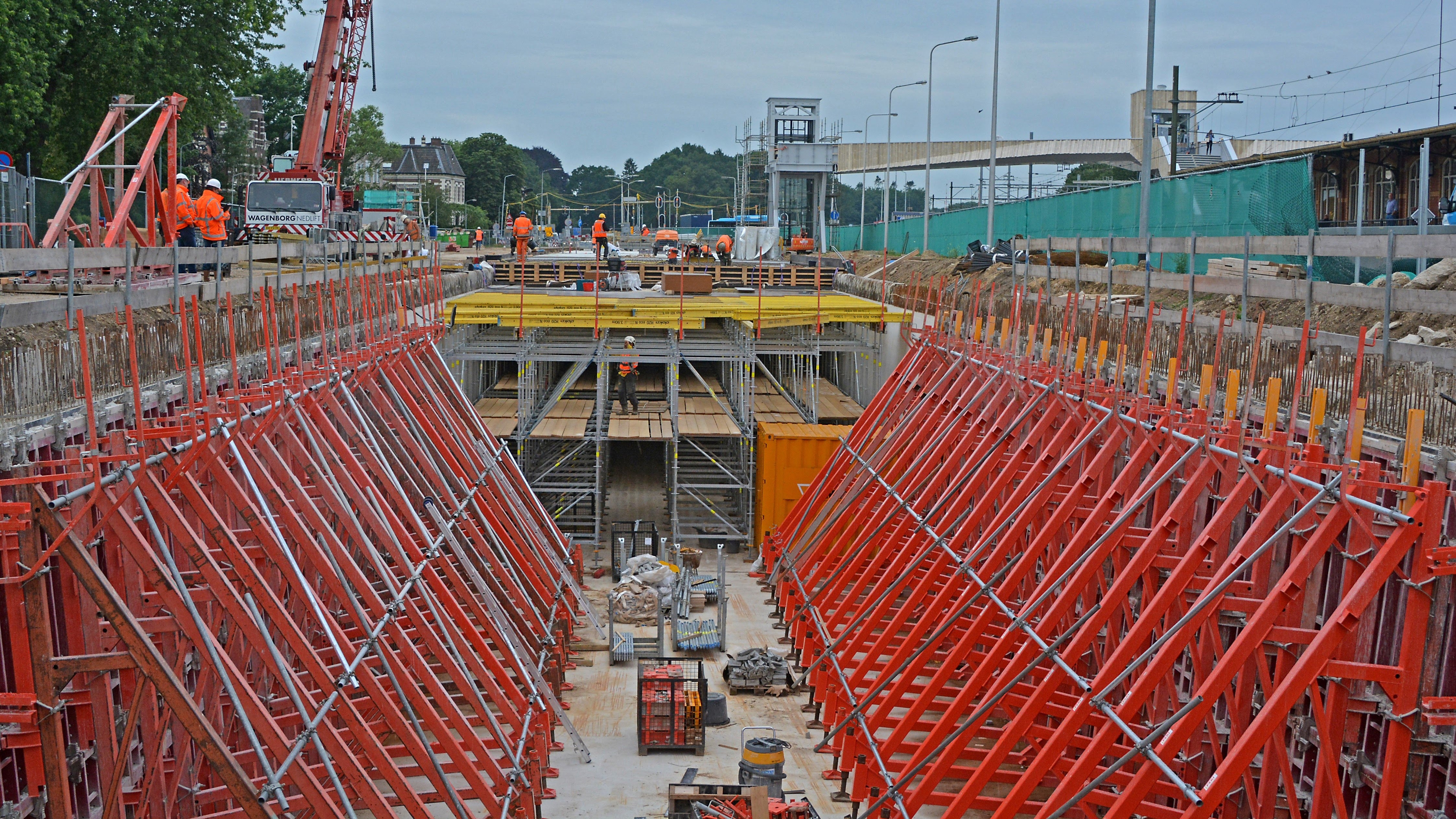 De hulpconstructies voor de gehele tunnel, van vloer tot dek, zijn met behulp van PERI systemen gemaakt. 