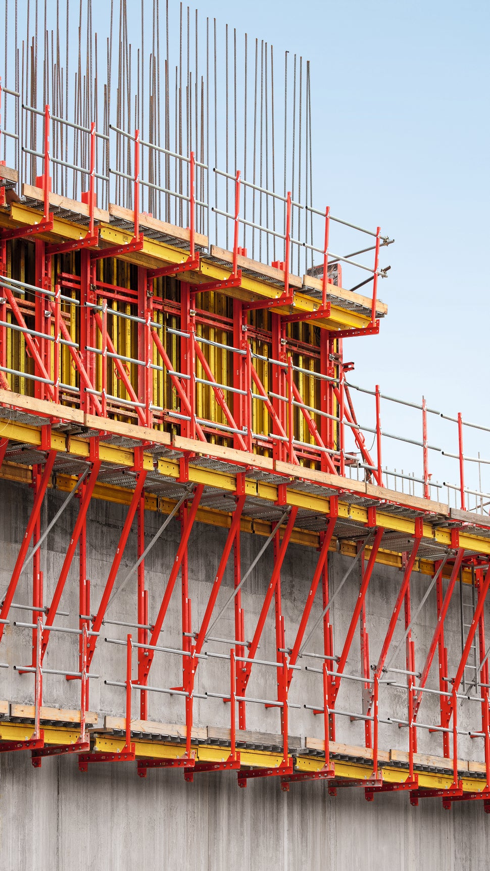 La solution optimisée de PERI France assure une continuité parfaite entre la première levée et les suivantes, en utilisant les mêmes coffrages et composants. Cette approche garantit une gestion fluide du chantier, réduisant ainsi les temps morts et maximisant la productivité.<br/>