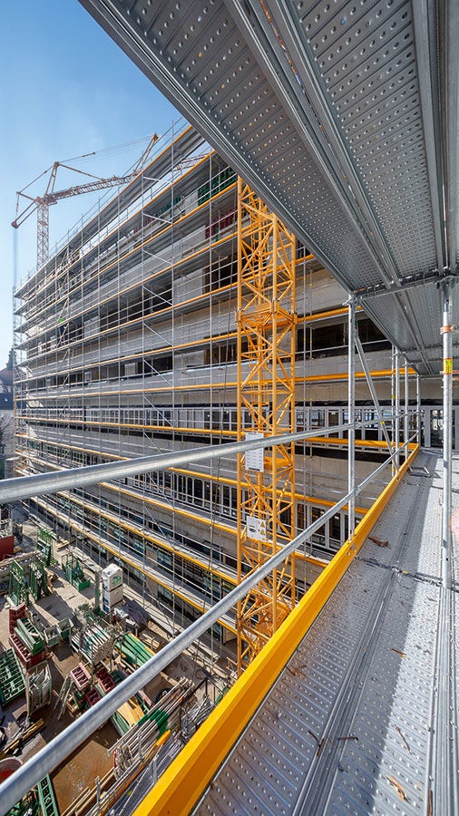 使用PERI UP Easy 系统替代了传统的框架式脚手架，模块化的H-型框架能够安装在Easy立杆上，提供了更高的灵活性。两种H-型框架都配备重力卡锁，使用PERI UP 踏脚板能够无间隙覆盖，避免了踏脚板安装错位，不需要使用临时的搭板。