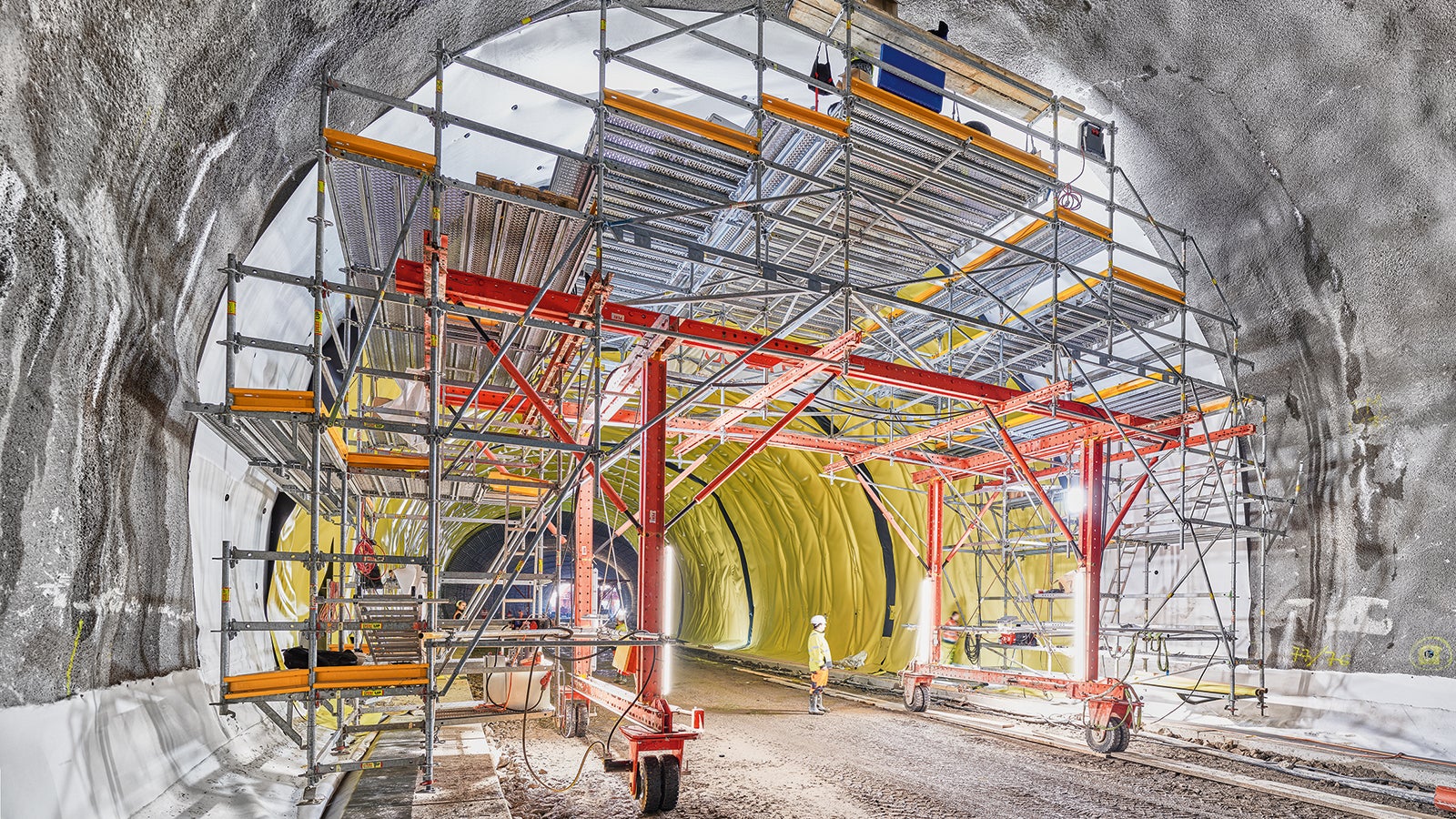Before the tunnel formwork carriage was called upon, a mobile 6-m-long assembly carriage with rubber tyres and electric motor was used for the sealing work. This was followed by a reinforcement carriage adapted to the block length of 12 m, the principle of which is similar to the sealing carriage. 