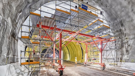 Before the tunnel formwork carriage was called upon, a mobile 6-m-long assembly carriage with rubber tyres and electric motor was used for the sealing work. This was followed by a reinforcement carriage adapted to the block length of 12 m, the principle of which is similar to the sealing carriage. 