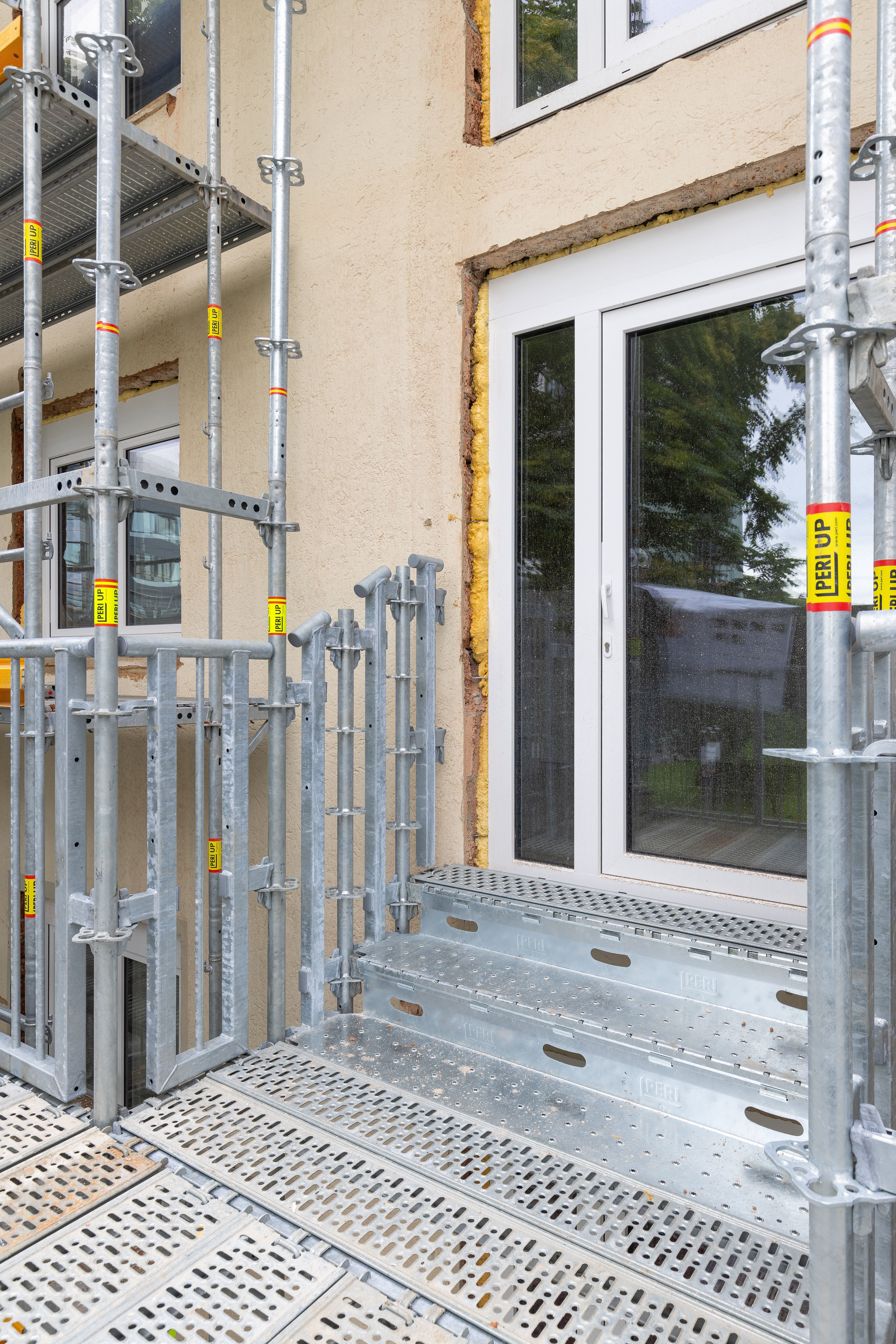Dank der lösungsbezogenen Bauteile für Höhenausgleiche können Aus- und Einstiegsbereiche an verschiedene Höhen angepasst werden – bis zu zwei Stufen sogar ohne zusätzliche Stielreihe.