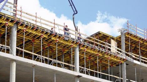 Опалубочные столы со встроенным ограждением создают безопасный периметр.