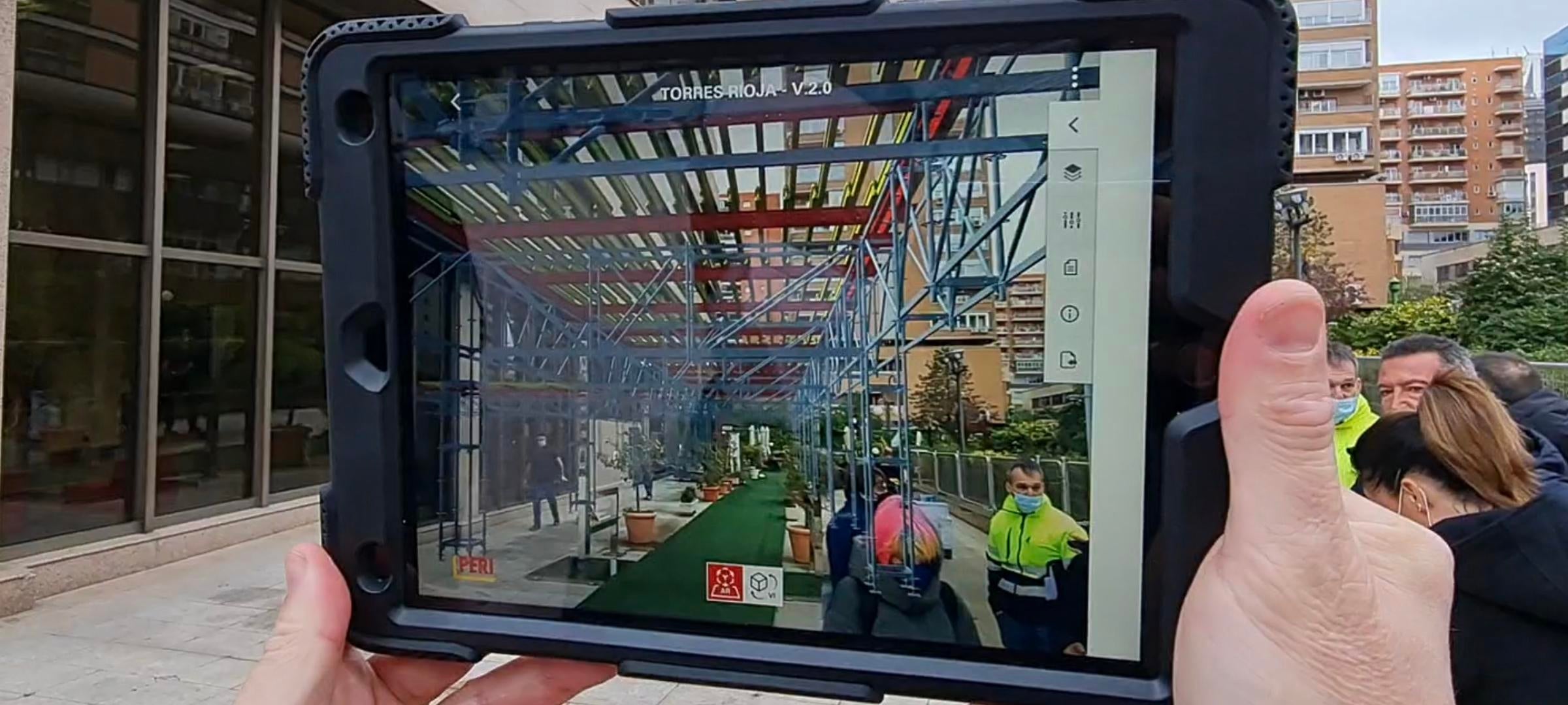 ipad con visualización de montaje de andamio antes de ir a obra