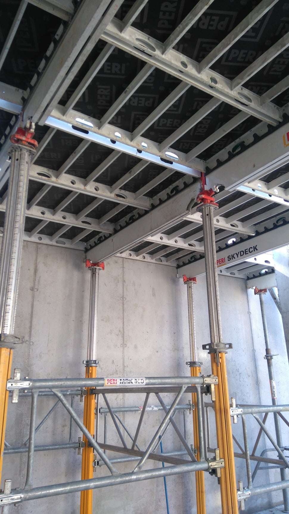 Изграждане на жилищна сграда в ж.к. "Изток" - Приложение на иновативния панелен кофраж SKYDECK за пръв път в България