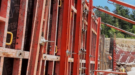 VARIOKIT SRU walers were connected to standard TRIO panels to create a tieless solution for one of the many challenging pours on the project.