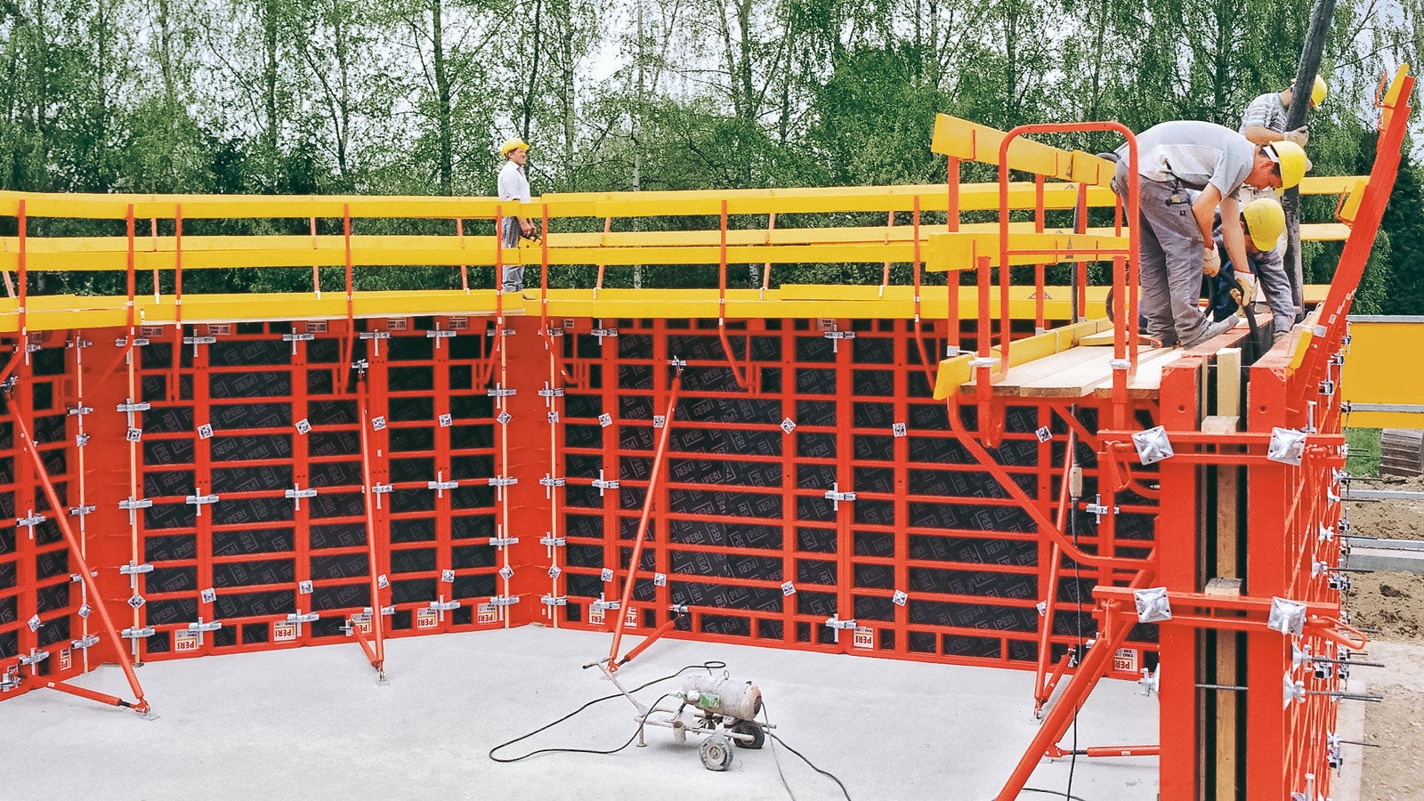 Alturas de pared de hasta 3,30 m se pueden formar con TRIO 330 sin ninguna extensión de altura y con solo dos posiciones de amarre. El panel de 3,30 m de altura también se puede combinar con la versión de 2,70 m.<br/>