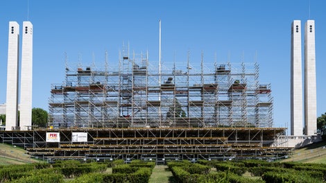 The 26 m high rear tower was a complex structure as it could not be tied and anchored in the usual way. There was also a historic statue in the centre of the scaffolding that needed to be protected. (Photo: PERI SE)<br/>