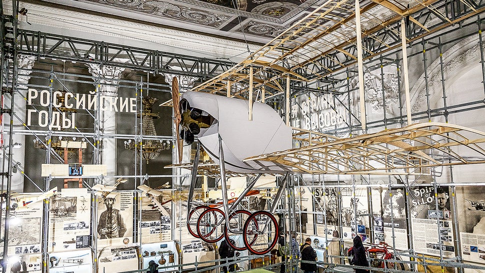 Макет истребителя Сикорского «С-16» был надежно прикреплен к фермам ULS Flex под самым потолком.