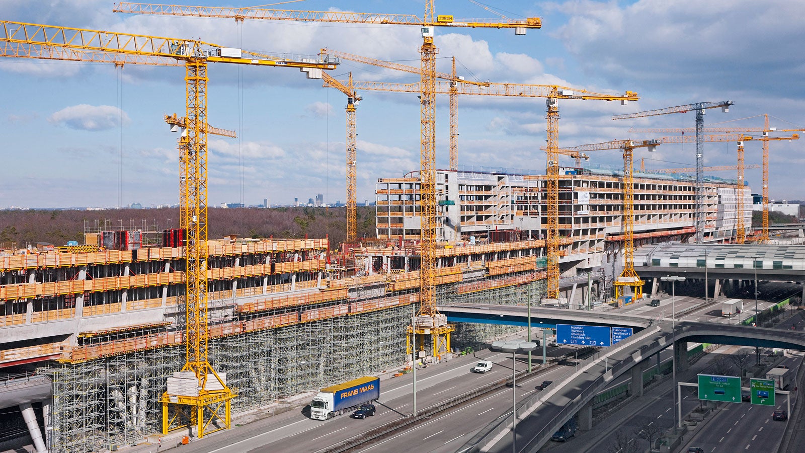 O andaime PERI UP nos lados longitudinais do edifício foi concebido de acordo com as cargas esperadas e transportou as cargas de construção.