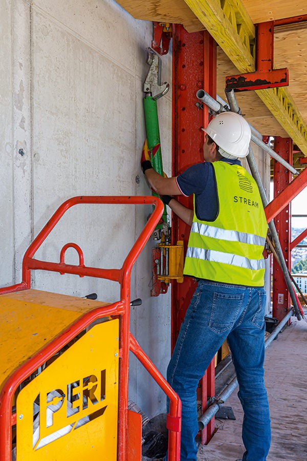 Mobilní šplhavá hydraulika kolejnicového šplhavého systému RCS se postarala o uvolnění kapacit jeřábů.