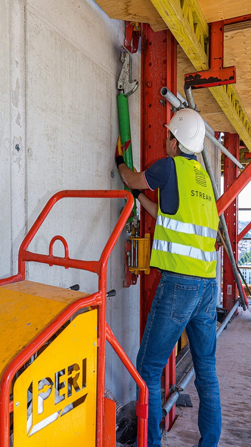 Mobilní šplhavá hydraulika kolejnicového šplhavého systému RCS se postarala o uvolnění kapacit jeřábů.