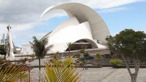 Auditorio de Tenerife- Situado en una posición destacada en el paseo marítimo de Tenerife, el arquitecto Santiago Calatrava presentó una obra de arte