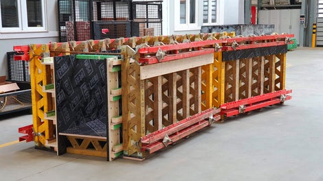 Pierwomontaż deskowań w zakładzie PERI.