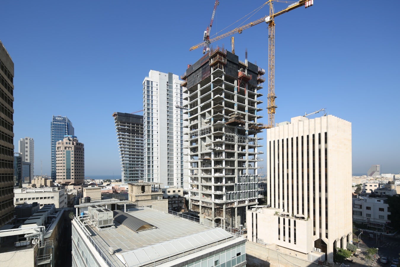 מגדל מגורים יוקרתי המתנשא לגובה של 150 מטרים בלב השדרה ברוטשילד תל אביב<br/>בחירת מערכות מוקפדת צמצמה את זמן השימוש במנוף ועמדה בכל דרישות הבטיחות באתר
