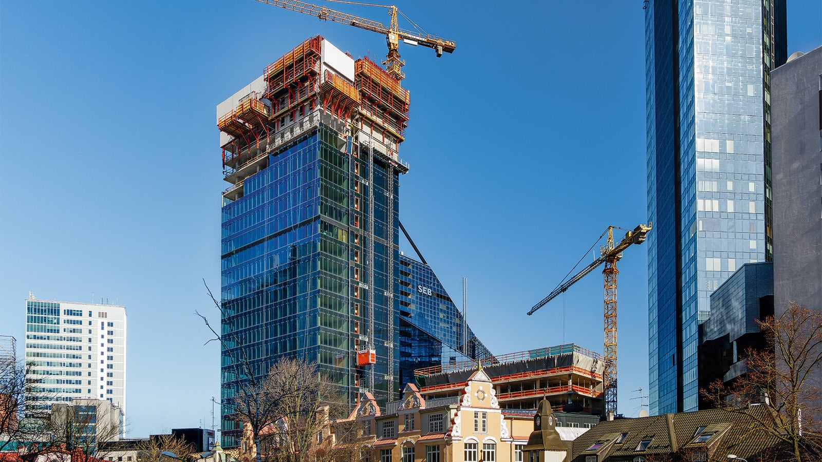 位于塔林市中心地区的Maakri-Vierte商业中和体共包括7座建筑: 新建一个超过100米高的大厦，并大规模修复周围的古建筑。