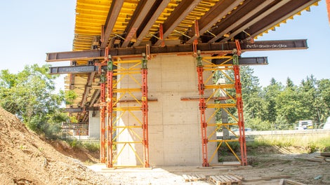 VST Scheibe mit Rückhängung am Pfeiler