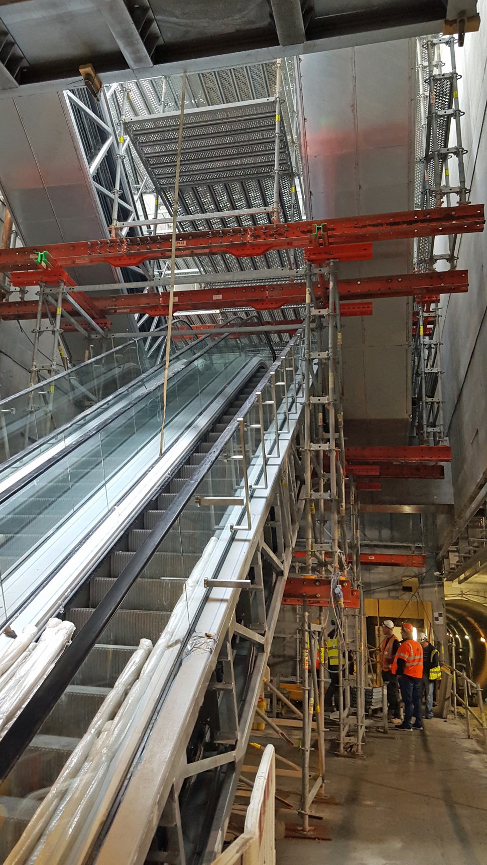 Stilladstårn, smalt i bunden og udvekslet med stålbjælker i toppen