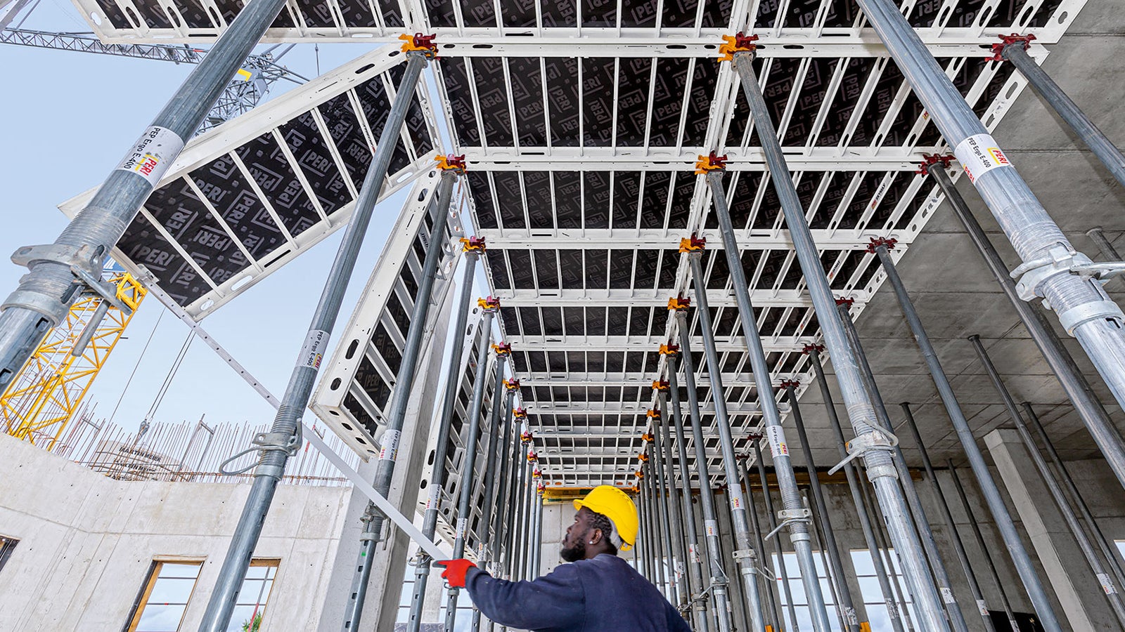 The SKYMAX panels are inserted into the head with minimal effort and swivelled upwards from the safe lower level.