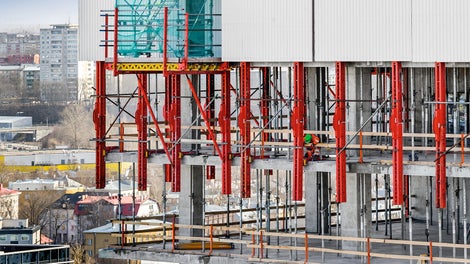 Совместимость с опалубкой и лесами PERI позволяет создавать комплексные решения. Например, интегрировать лестницы доступа PERI UP Flex в защитные экраны для обеспечения комфортного и безопасного доступа на монтажный горизонт.