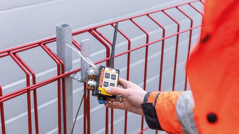 与传感器连接后，您几乎可以将温度测量仪按住强在任何位置。