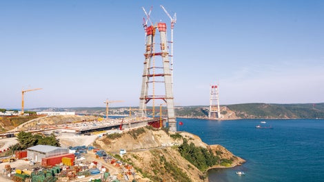 博斯普鲁斯海峡第三大桥是当今世界上最高的混凝土桥塔，2015竣工后，能够连接欧亚大陆。