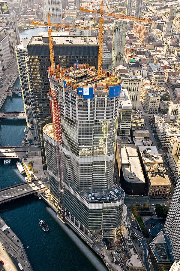 The floor plan for this impressive building complex tapers gradually in four steps as it rises majestically in the air: at heights of 65 m, 121 m, 201 m and 338 m.