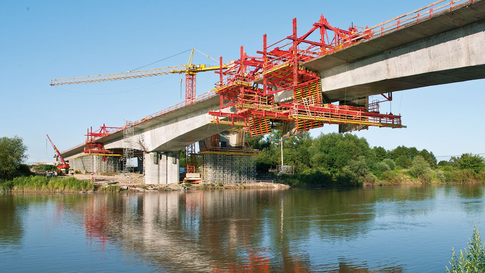 For moving to the next section by means of hydraulic drive cylinders, the construction team only required 2 hours.