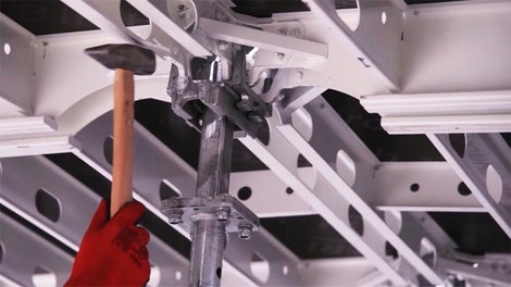 Głowica opadowa jest opuszczana przy pomocy młotka o 12 cm. Płyty można łatwo odspajać od betonu i natychmiast ponownie wykorzystać w następnym etapie.