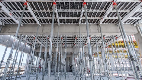 SKYDECK模块式楼板系统有系统化的立模操作步骤，能够安全、快速地为梁之间的楼板立模，该模板系统的支撑位置是固定的，因此不需要进行校准、调整。针对更大的支撑高度， SKYDECK系统能够结合MULTIPROP MP625支撑组合使用。