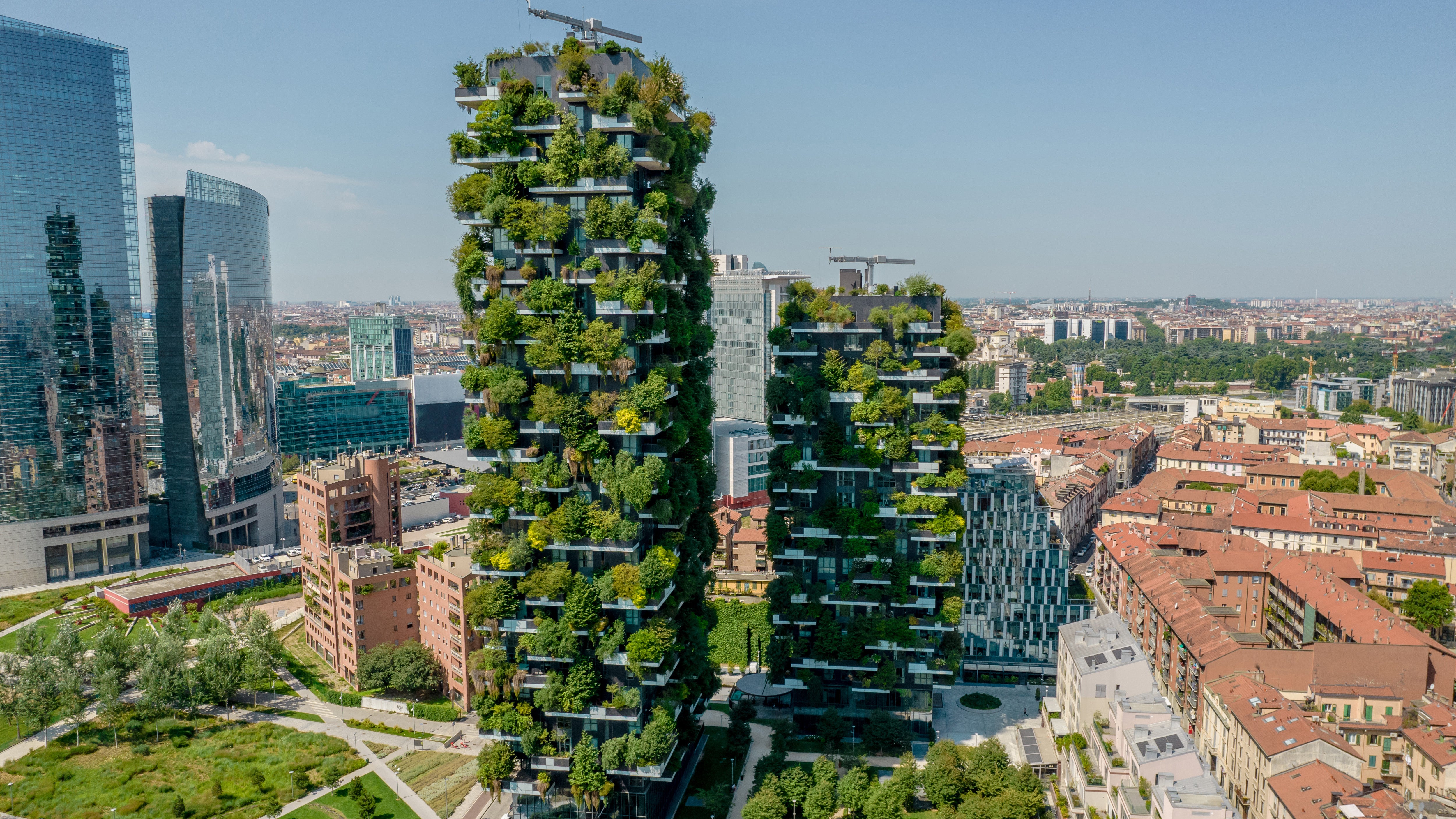 We have been operating as a climate-neutral company since 2021. Already, 45 percent of the total energy consumption at our headquarters come from renewable energies. In addition, we promote sustainable construction through rentable, durable and modular system solutions.