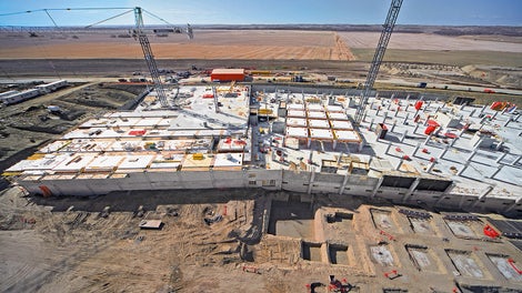 使用57个台模固定在762根立柱上，每周可浇筑2800平方米、厚度为30厘米的楼板。