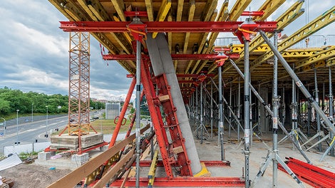 Konstrukce u šikmých sloupů ze závor SRU a vřeten SLS pod stropními stoly.