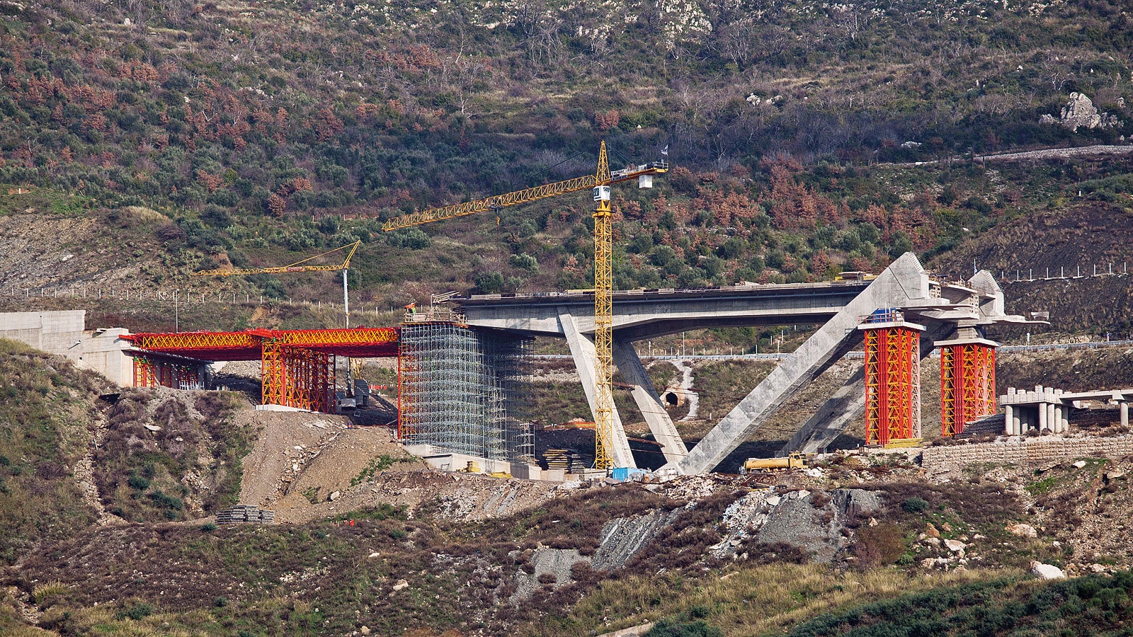 With VARIOKIT core and system components, heavy-duty shoring towers and wide-span lattice girders can be systematically assembled.