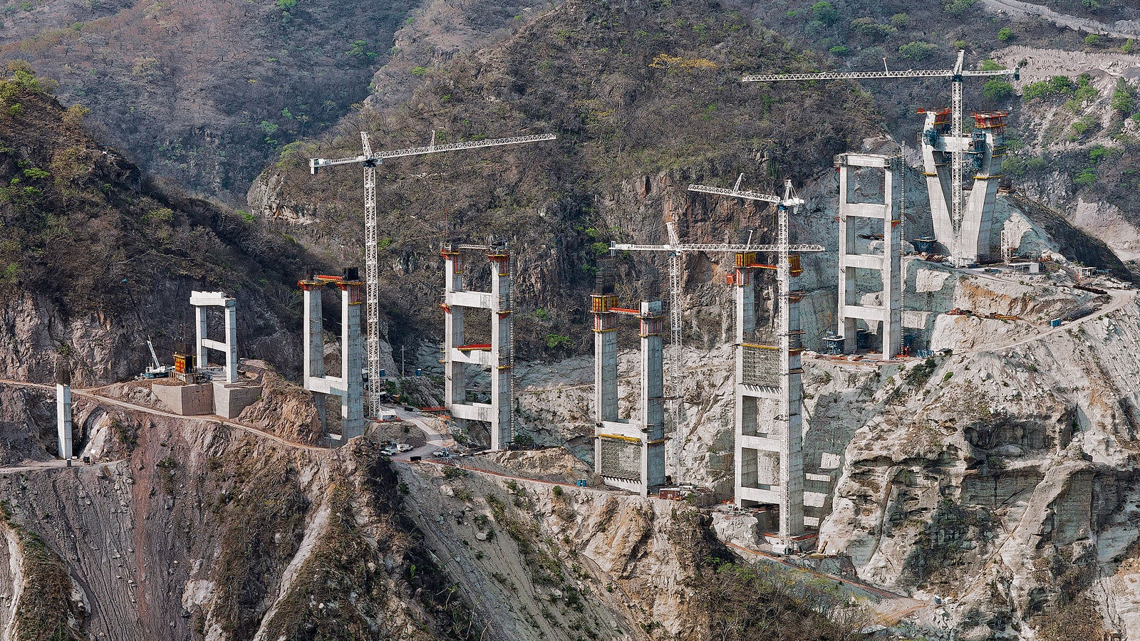 Além dos dois pilares, um total de nove pilares duplos estão sendo construídos em ambos os lados da ravina, que são fixados por meio de vigas transversais maciças.