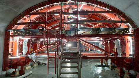 Coffrages acier pour le tunnel EOLE à La Défense : galerie d’accès pour le prolongement de la ligne EOLE du réseau de transport francilien.