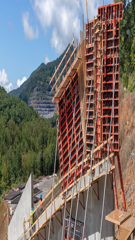 A complex pour with irregular corners, a slope transition, and a wall batter was realized with TRIO. 