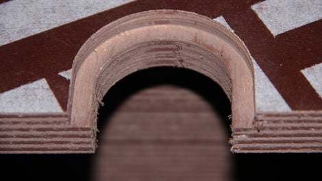 Фрезеровка отверстий под втулки с помощью форматно-раскроечного центра ЧПУ. Такой метод дает точное соединение, минимальные зазоры при стыковке и меньший расход герметика в итоге.