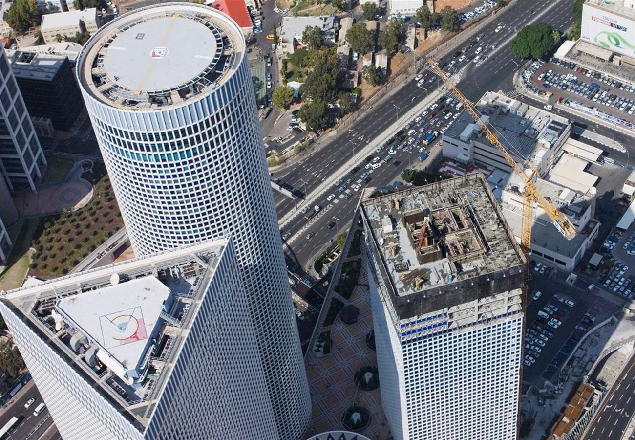 המגדל המרובע הינו החלק המשלים בקומפלקס המבנים (עגול ומשולש) ,בגובה כולל של 154 מטר ו-42 קומות