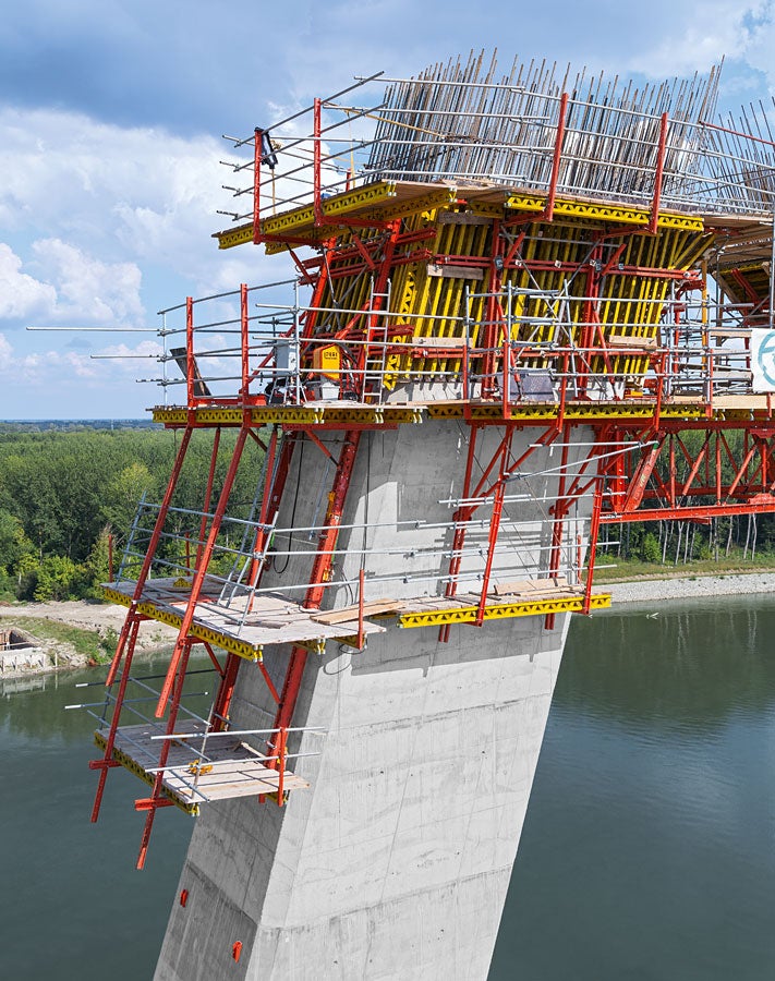On the forward and reversed-inclined outer walls, the rail-guided RCS formwork is climbed by means of mobile hydraulic units; the CB climbing formwork on the front sides is moved to the next casting segment by crane. For this project, this combination provides the optimum solution regarding speed and material costs.