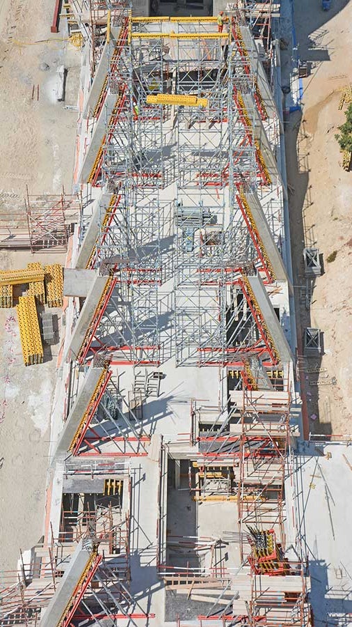 The podium level reflects the rhombus shape of the towers through 24 inclined columns of 7m high each. The inclined columns were cast using VARIO GT24.