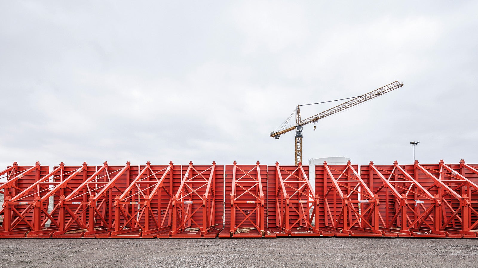 Insgesamt liefert PERI Schalungsmaterial für die Fertigstellung von 79 Standard-Tunnelelementen, die jeweils 217,00 m lang und 73.000 t schwer sind. 